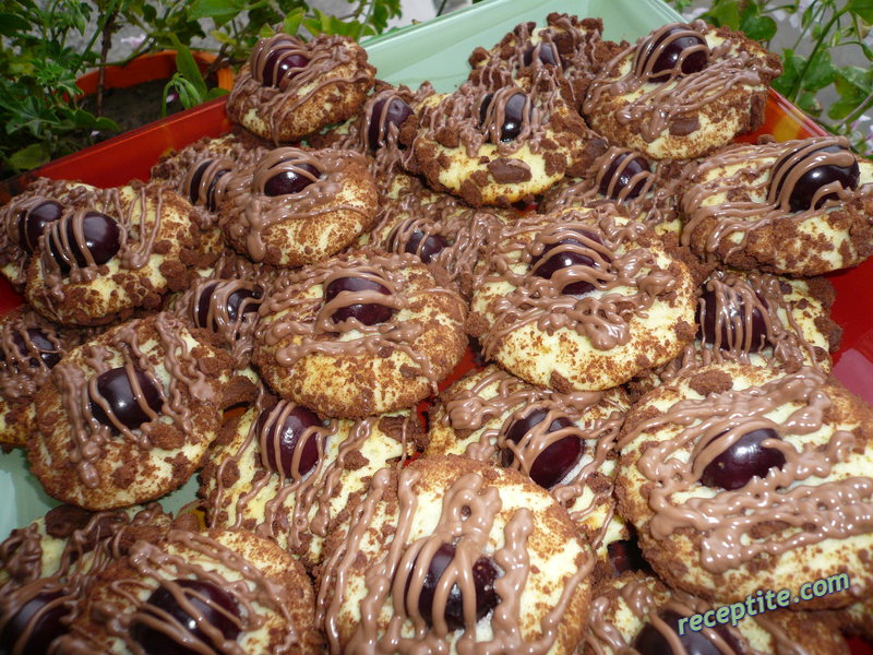 Снимки към Меки чийзкейк бисквитки с череши и шоколад