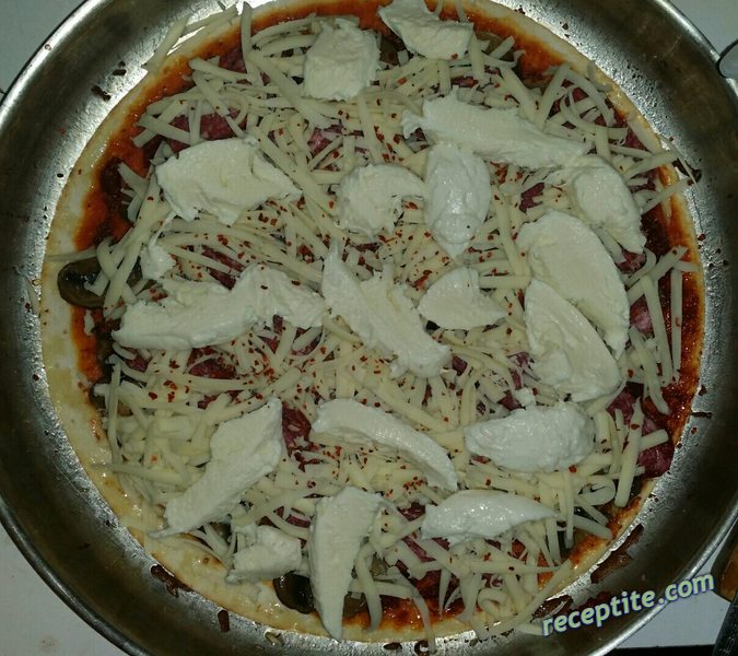 Снимки към Пица *Нико* с луканка и сухо чили