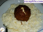 снимка 1 към рецепта Яйца облечени в кайма с картофено пюре и гъбен сос