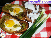 снимка 1 към рецепта Филийка с яйце, пилешко месо и сос песто