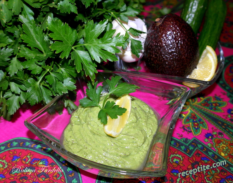 Снимки към Дип от авокадо с кашу и краставица