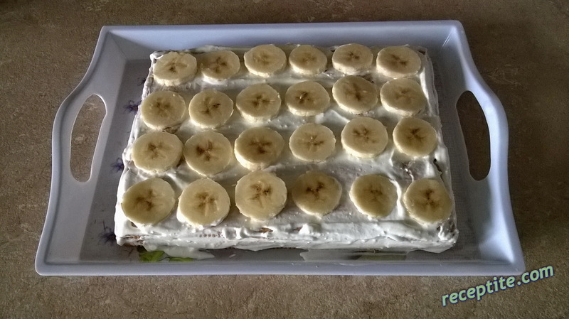 Снимки към Бисквитена торта със заквасена сметана и банани
