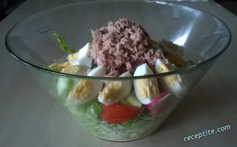 Снимки към Мешана салата с риба тон и яйца