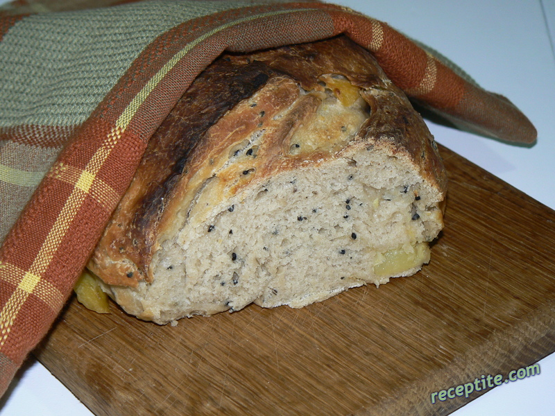 Снимки към Ароматен хляб с парченца картофи