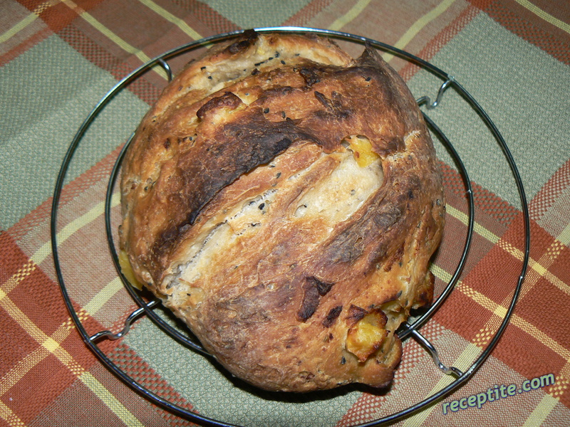 Снимки към Ароматен хляб с парченца картофи