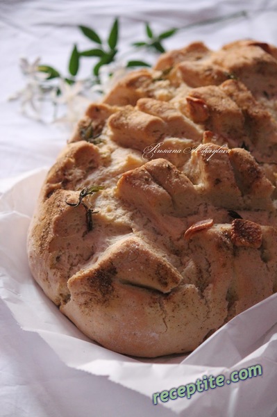 Снимки към Домашно чесново хлебче с розмарин и зехтин
