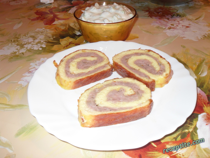 Снимки към Яйчено руло с кайма