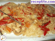 Оризови спагети с пилешко и зеленчуци