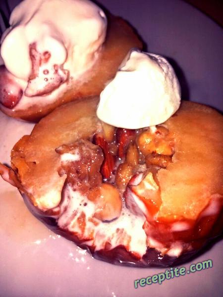 Снимки към Печени ябълки с ядки, мед и сладолед