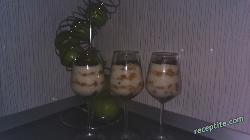 Снимки към Бисквитена торта Рафаело в чаши