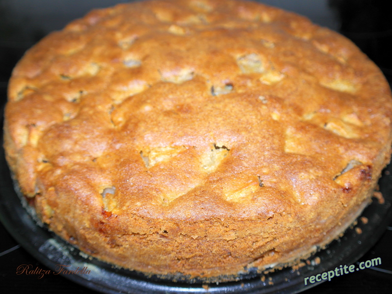 Снимки към Сочен ябълков сладкиш с орехово тесто