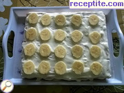 снимка 2 към рецепта Бисквитена торта със заквасена сметана и банани