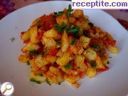 снимка 3 към рецепта Печени картофени кубчета с чесън и домат