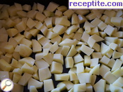 снимка 1 към рецепта Печени картофени кубчета с чесън и домат