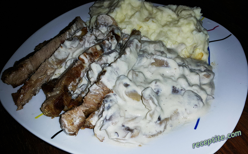 Снимки към Вратни пържоли с картофено пюре и гъбен сос