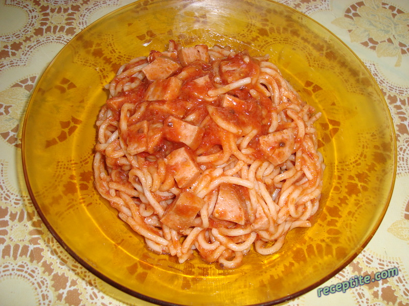Снимки към Спагети с доматен сос и салам