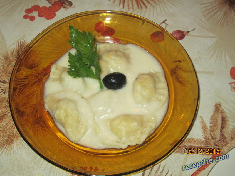 Снимки към Пилешки пелмени със сос