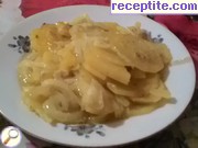 снимка 1 към рецепта Печени картофи с лук в сос