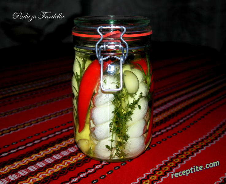 Снимки към Мариновано пикантно сирене