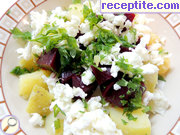 снимка 1 към рецепта Картофена салата с червено цвекло и пържен белтък