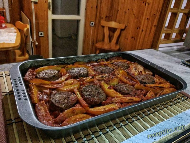 Снимки към Кюфтенца с картофи на фурна