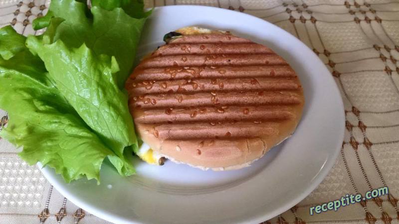 Снимки към Топъл сандвич с шунка и яйце