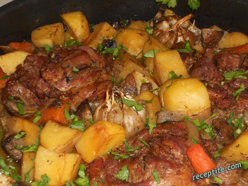 Снимки към Печен свински джолан с картофи, моркови и гъби