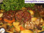 снимка 3 към рецепта Печен свински джолан с картофи, моркови и гъби