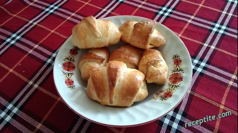 Снимки към Кифли с мая