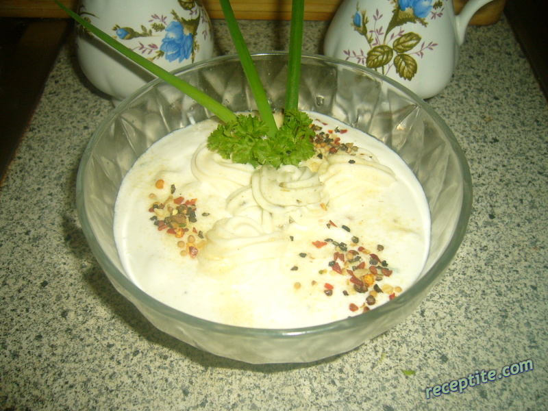 Снимки към Панирани пилешки хапки с бял сос