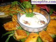 снимка 1 към рецепта Панирани пилешки хапки с бял сос