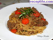 снимка 2 към рецепта Спагети със сос от кайма с червено вино
