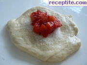 снимка 1 към рецепта Сладки хлебчета с ягодова плънка