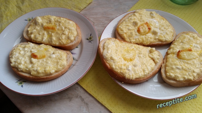 Снимки към Филийки със сирене и яйце