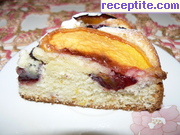 снимка 4 към рецепта Сладкиш с праскови и сини сливи