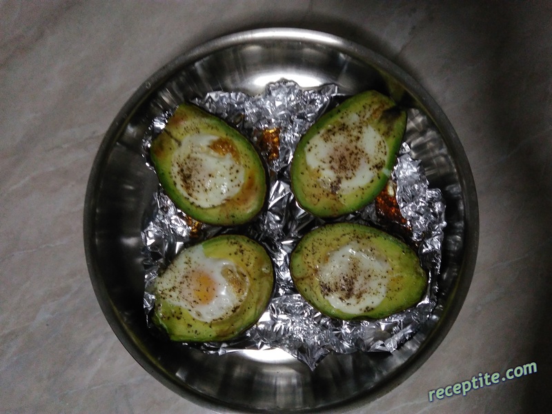 Снимки към Печени яйца в авокадо