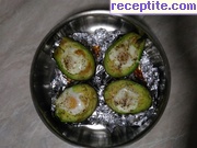 снимка 1 към рецепта Печени яйца в авокадо