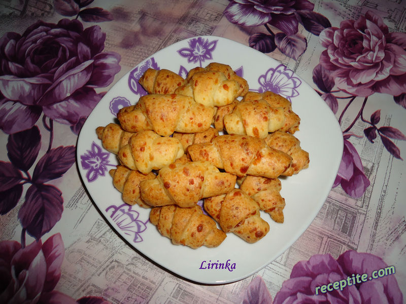 Снимки към Кифли със сирене и кашкавал