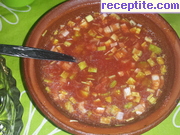 снимка 2 към рецепта Салата от доматен сок и праз лук