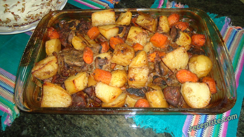 Снимки към Печен свински джолан с картофи, моркови и гъби