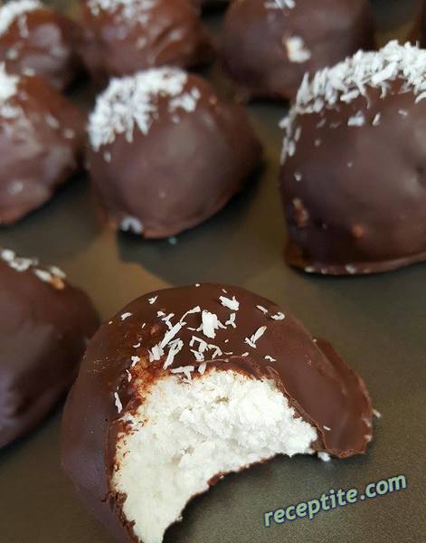 Снимки към Кокосови сладки с черен шоколад