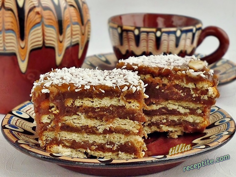 Снимки към Бисквитена торта с крем от тахан халва