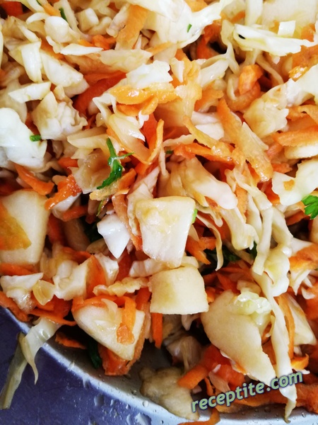 Снимки към Зелева салата с ябълки и моркови