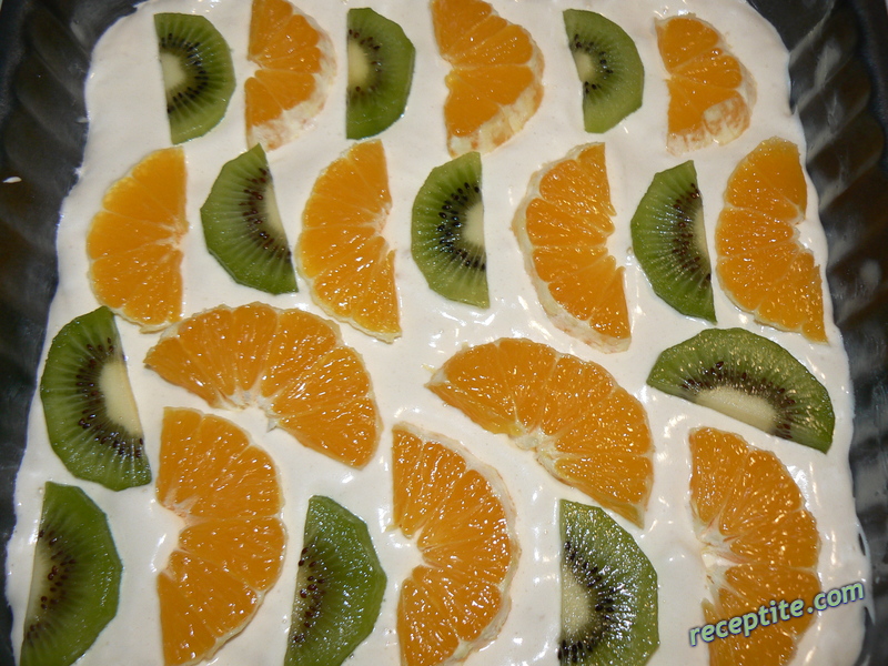 Снимки към Въздушен сладкиш с плодове и белтъчена глазура