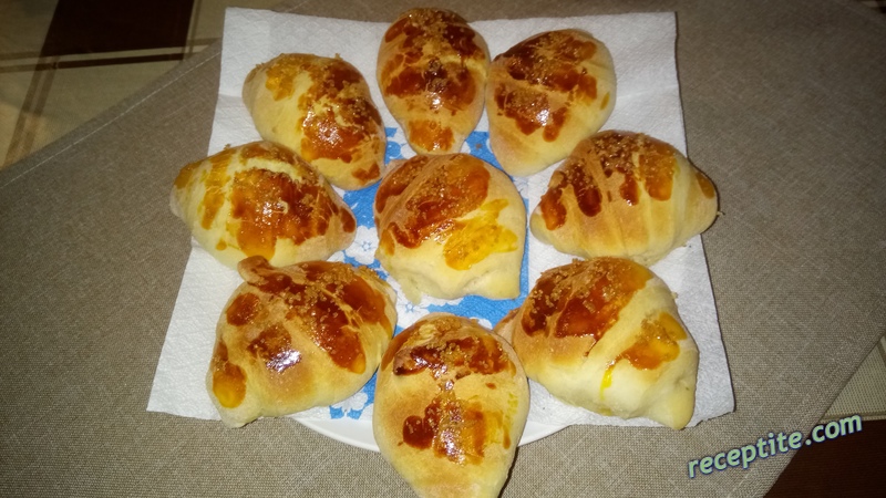 Снимки към Козуначени кифлички с локум