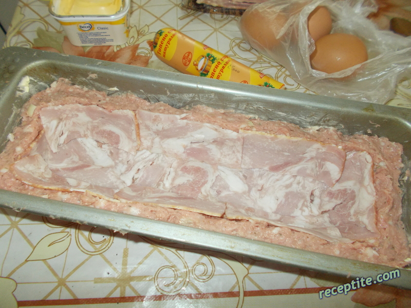 Снимки към Кекс от кайма с плънка и салата