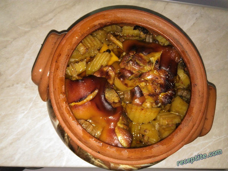 Снимки към Свински джолани с картофи в гювеч