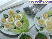 Фаршировани яйца с шунка, краставички и горчица