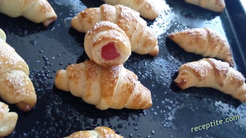 Снимки към Бързи пухкави кифлички с локум
