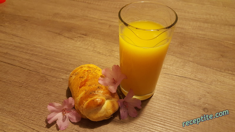 Снимки към Кифлички със салам и кашкавал